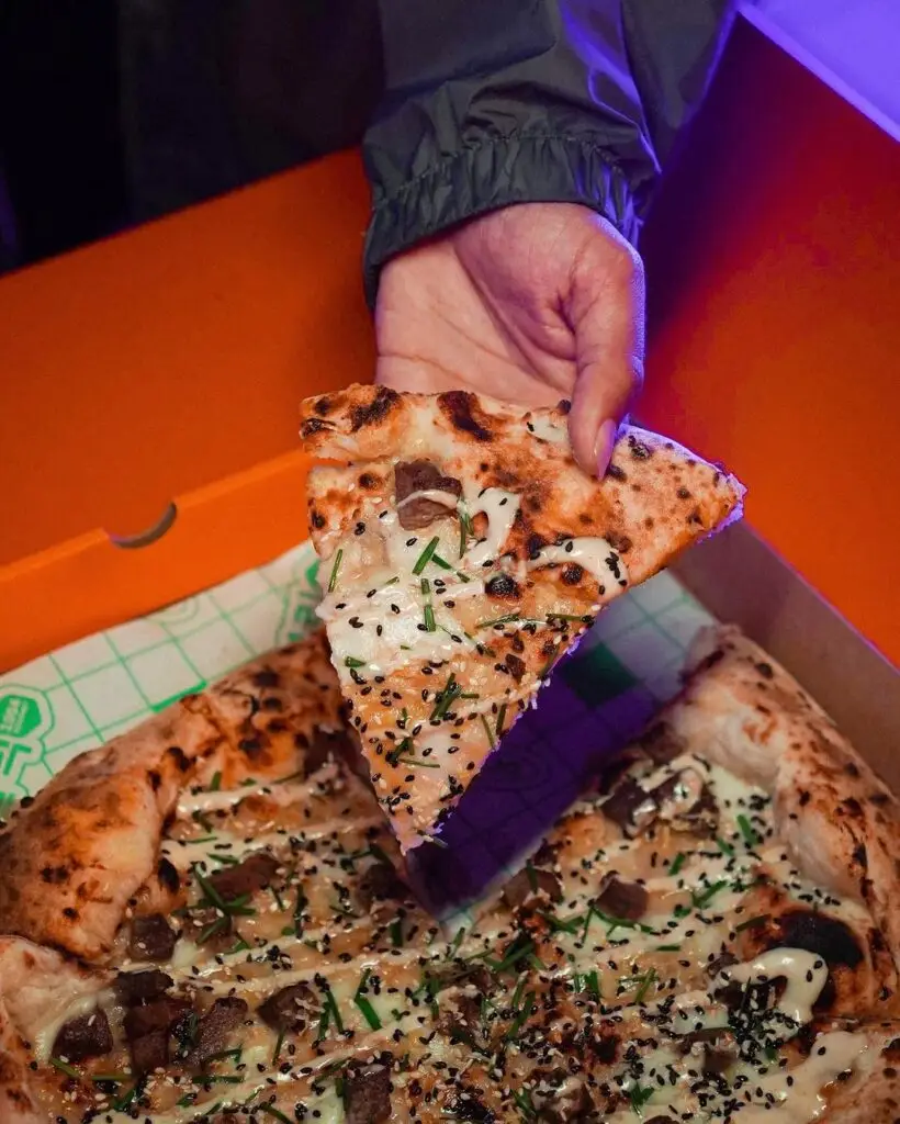شريحة بيتزا مطعم ببلك public pizza2
