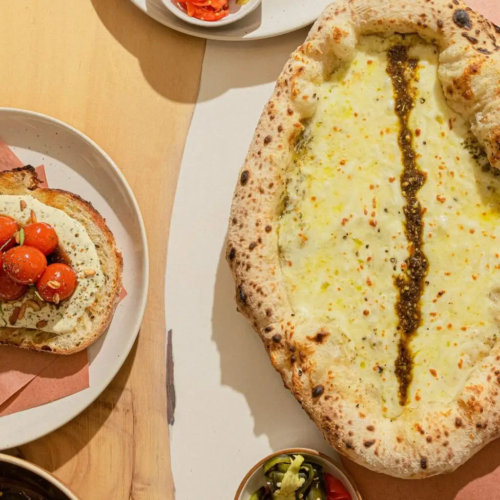 تشسنت بيكري : فلات بريد الجبن مع صلصة البيستو