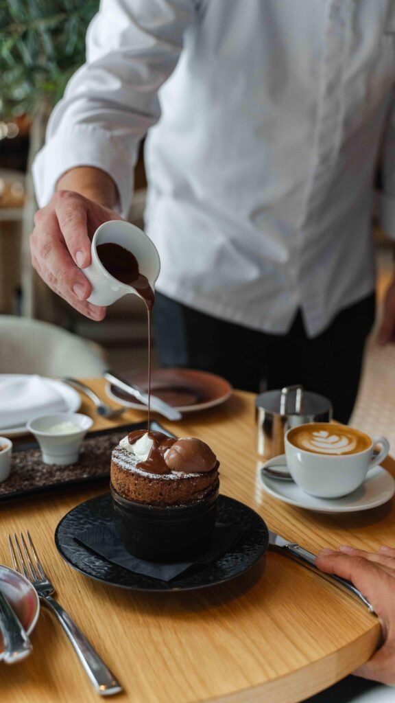 سباجو : كيك السوفليه مع صوص الشوكولاته وكوب قهوة