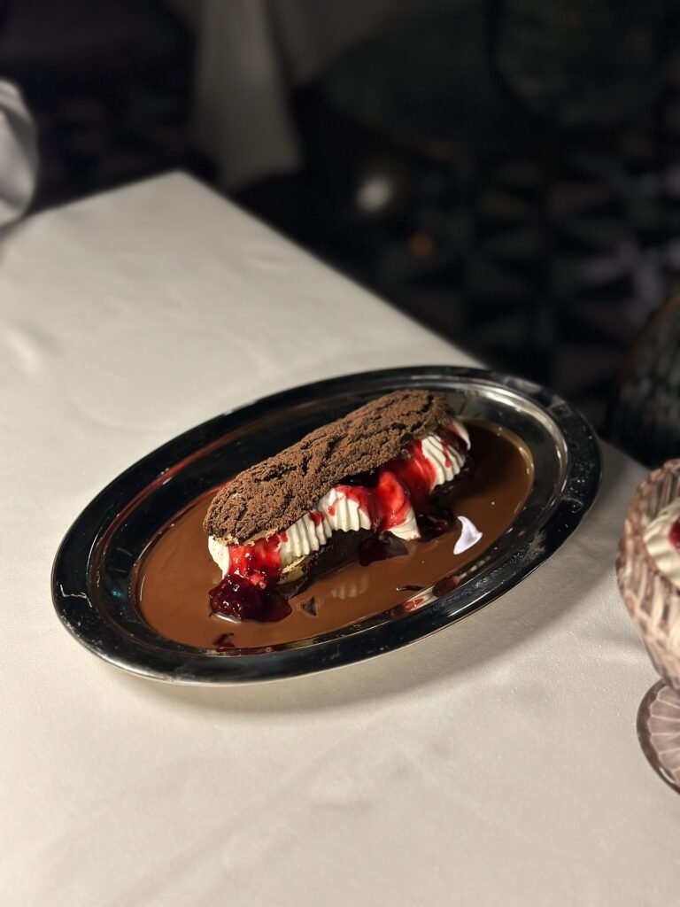بانتيرا: طبق التحلية كيك الشوكولاتة مع الكريمة المخفوقة وصوص الفراولة