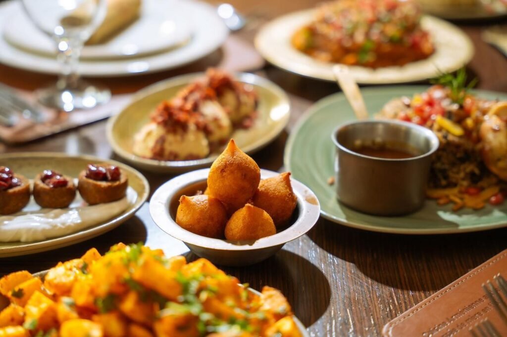 مايريك طاولة عليها كبة مقلية وبطاطا حرة وحمص لذيذ