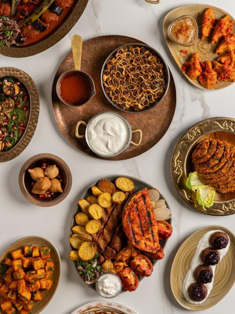 مايريك طاولة عليها طبق مانتي ارميني مع لبن وطبق مشاوي لذلذة وكبة ارمنية 