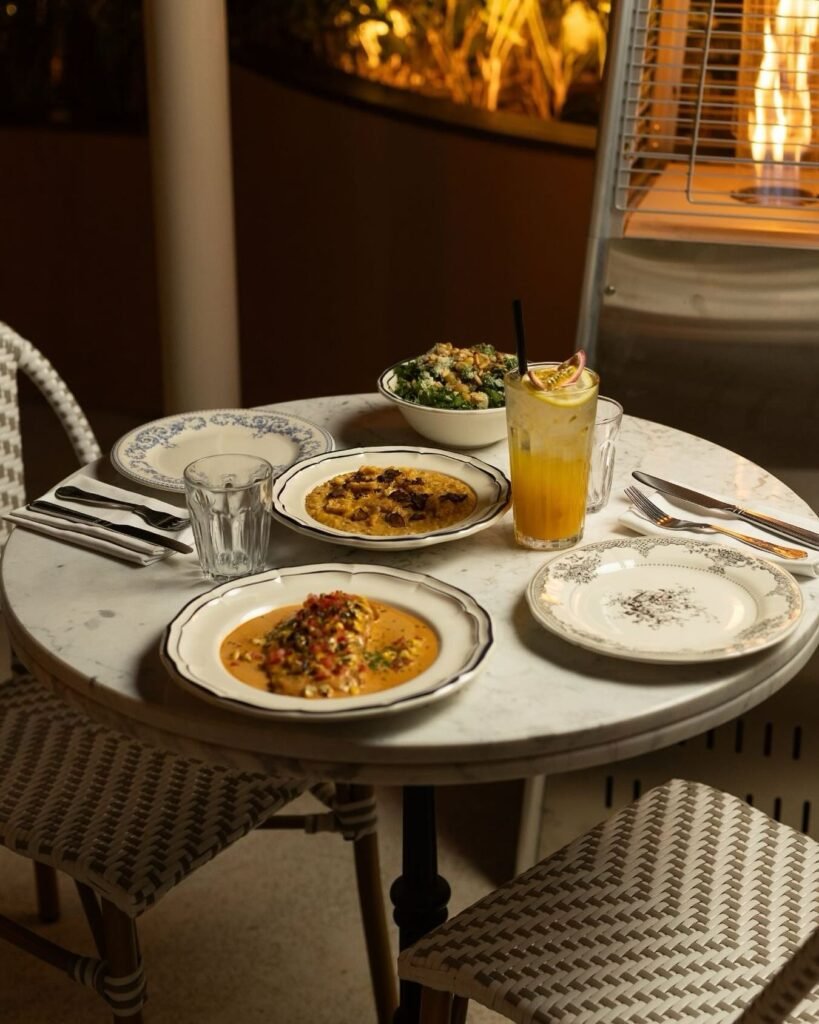 ناك ونتر قاردن طاولة عليها عصير وطبق دجاج وسلطة سيزر