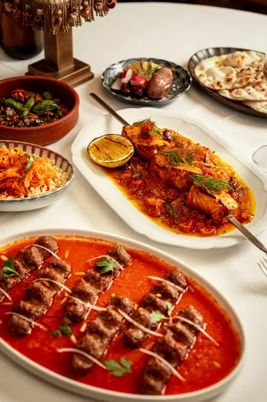 ألايا: طاولة عليها دجاج مشوي وكباب لحم 