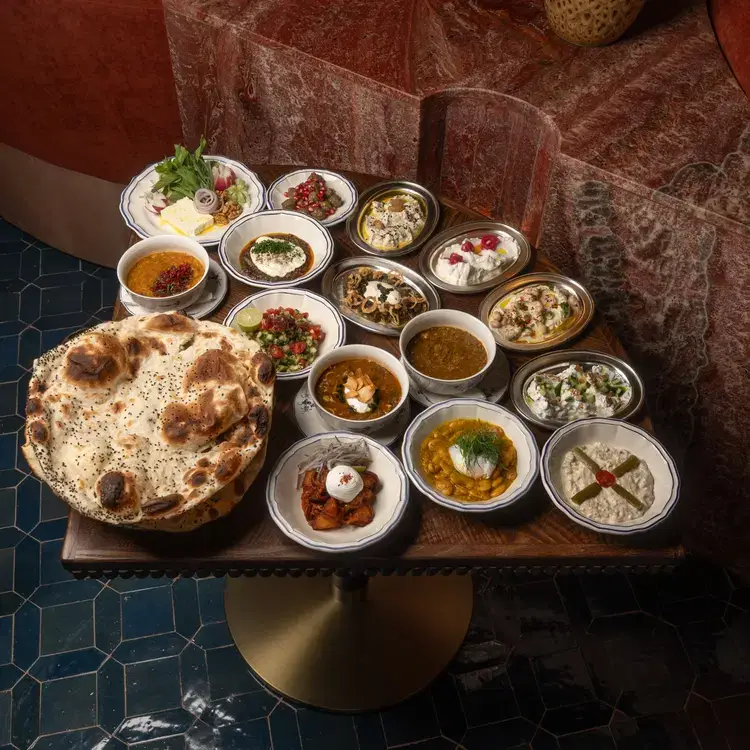 شاهنامه: طاولة عليها متبل وكباب وفاصولياء وصحن خضار لذيذ