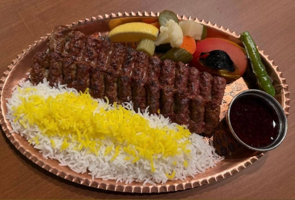 مامان لحم كباب مع رز وخضروات وصوص