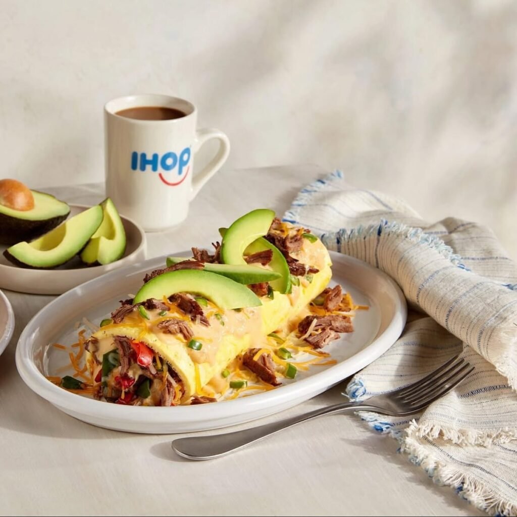 آيهوب: أومليت مع الأفوكادو وشرائح الستيك مع كوب قهوة