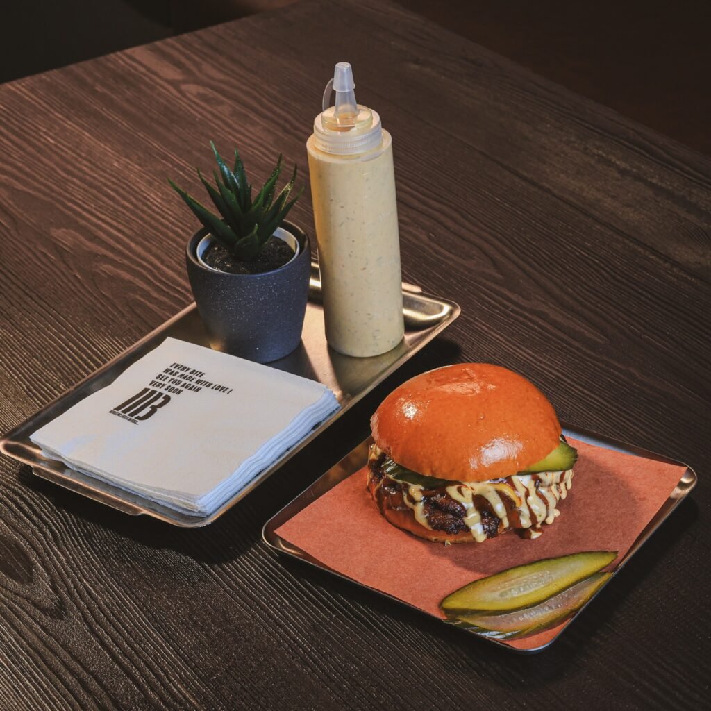 تربل بي برجر: برجر من شريحتين لحم لذيذ مع صوص خاص