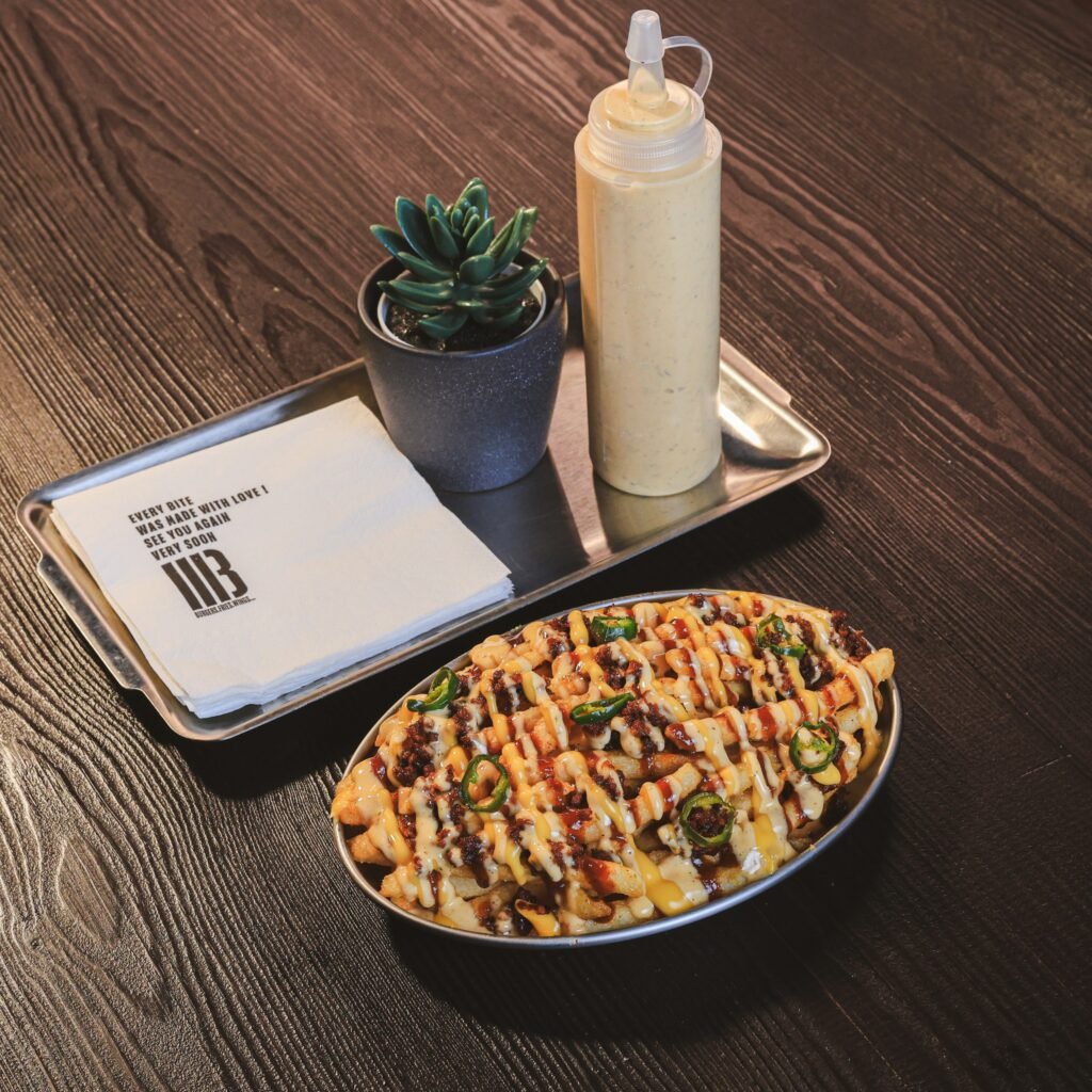 تربل بي برجر: صحن بطاطس مقلية مع صوص لذيذ