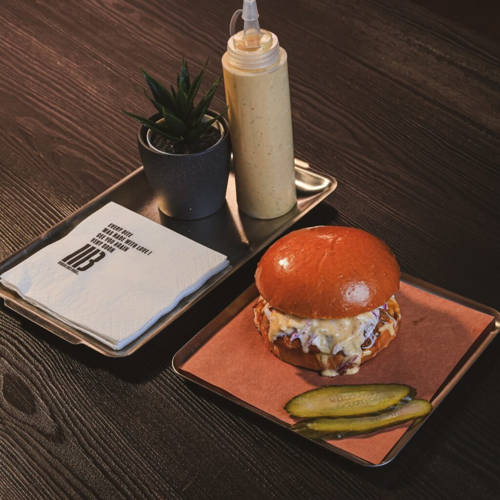 تربل بي برجر: برجر كرسبي الدجاج مع الملفوف والصوص الخاص