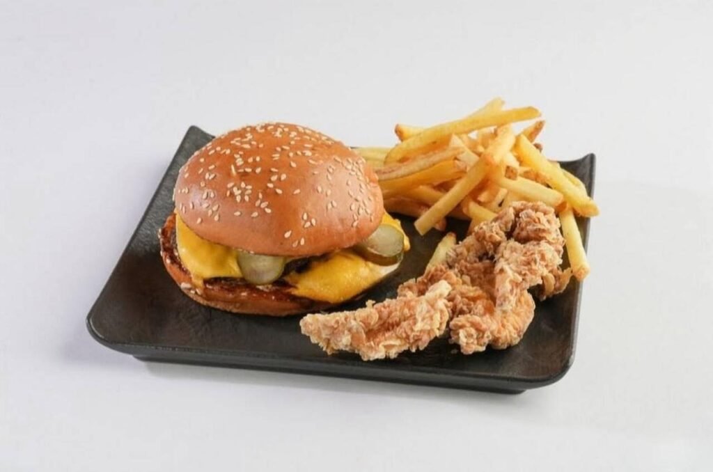 برجر ناو ناو: برجر لحم مع جبن وبطاطس مقلية وقطع تندر