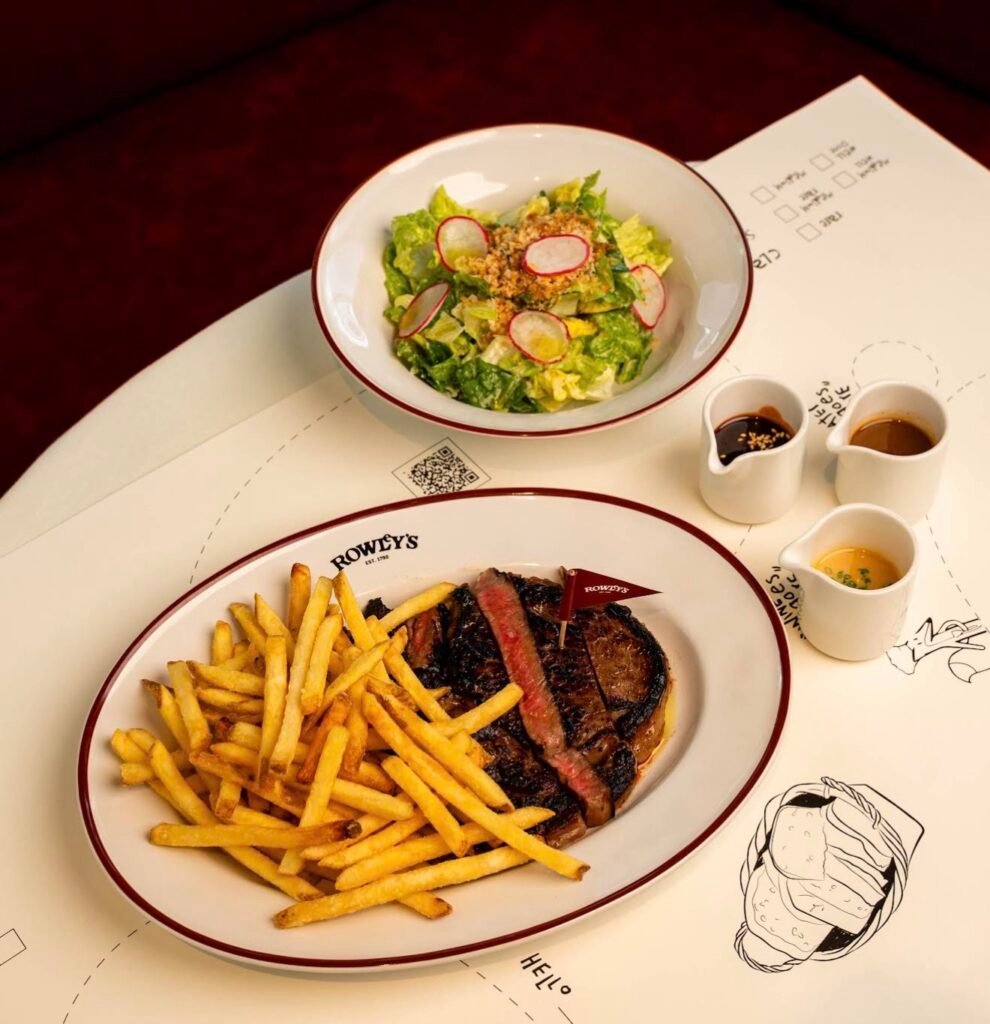 ثعلب روليز: طاولة عليها طبق ستيك لذيذ وبطاطس مقلية مع سلطة الخس المميزة