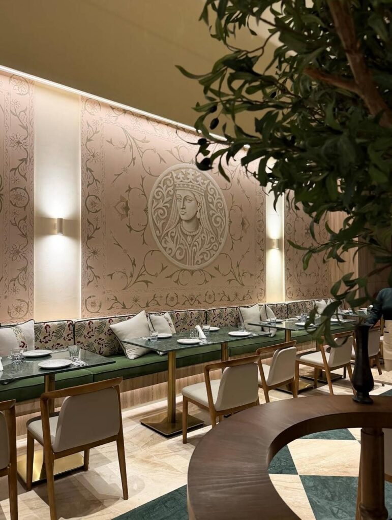 شيرين: الديكور والجلسات الداخلية للمطعم