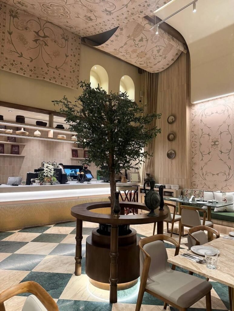 شيرين: الديكور والنقوشات الداخلية للمطعم