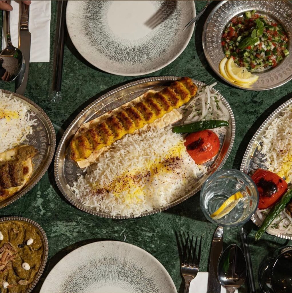 شيرين: طاولة عليها كباب دجاج بالزعفران مع رز أبيض وسلطة وباذنجان كشك