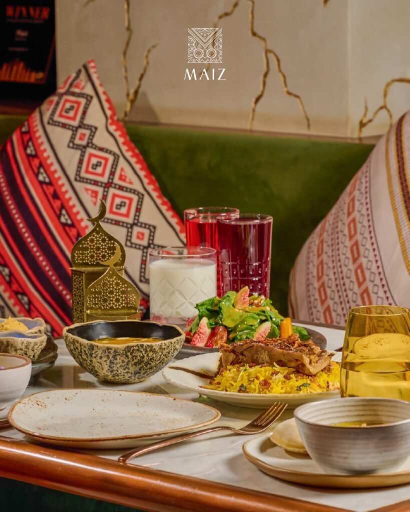 ميز: طاولة وعليها طبق رز باللحم وطبق سلطة وشوربة