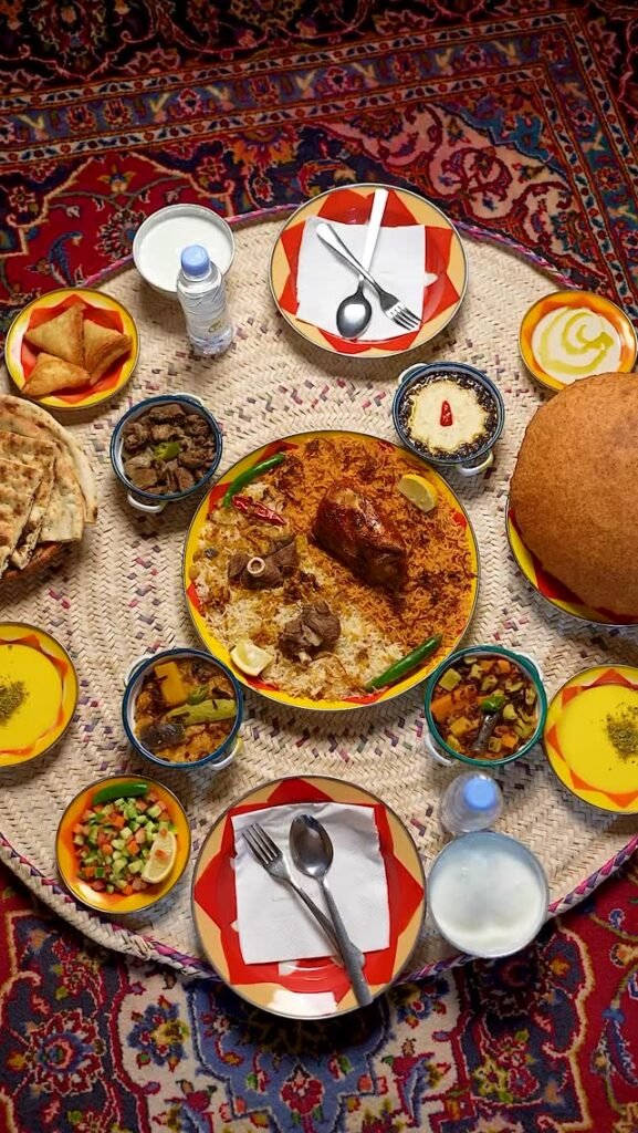 القرية النجدية: سفرة فيها بادية رز دجاج وبادية رز لحم ومرقوق وسلطة وحميس وجريش وسمبوسة وللتحلية طبق تطلي