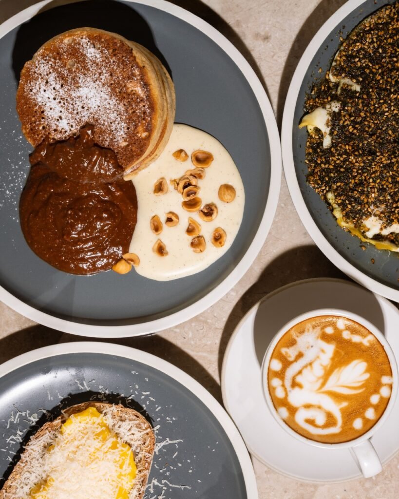 تي. إف بيكري: بان كيك مع صوص التمر وكوب قهوة الفلات وايت اللذيذ