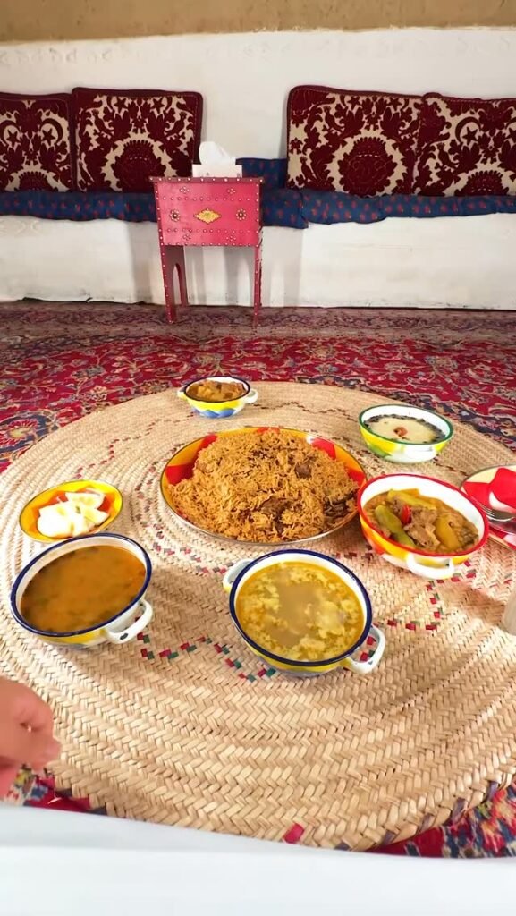 القرية النجدية: سفرة فيها طبق كبسة دجاج ومرقوق وشوربات وطبق الجريش اللذيذ