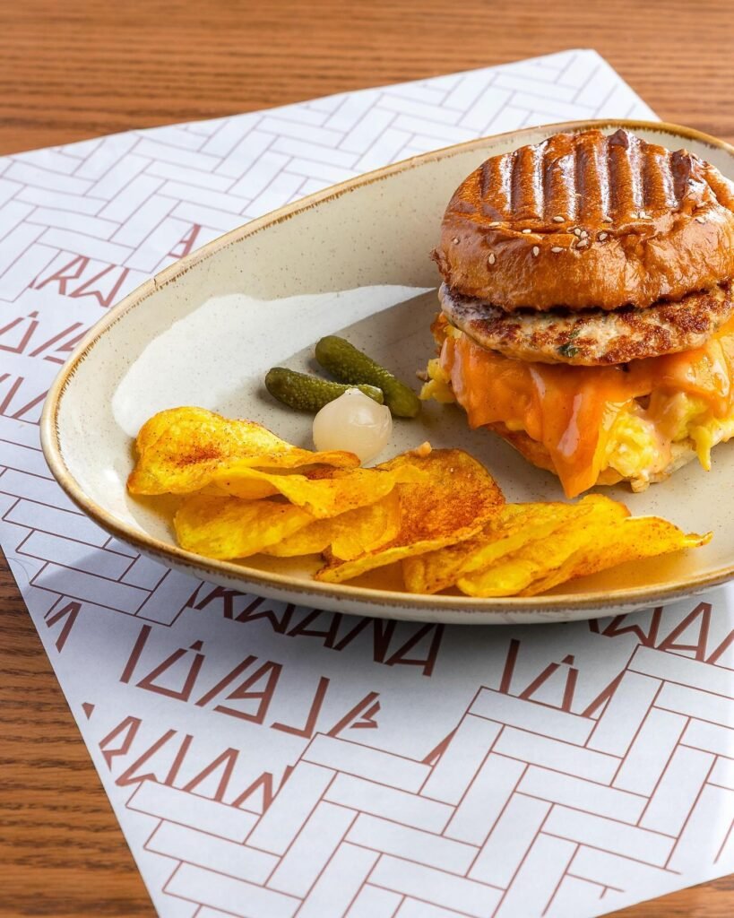 أروانا بيكري: ساندويتش البيض مع شرائح دجاج يقدم مع الشيبس و المخلل