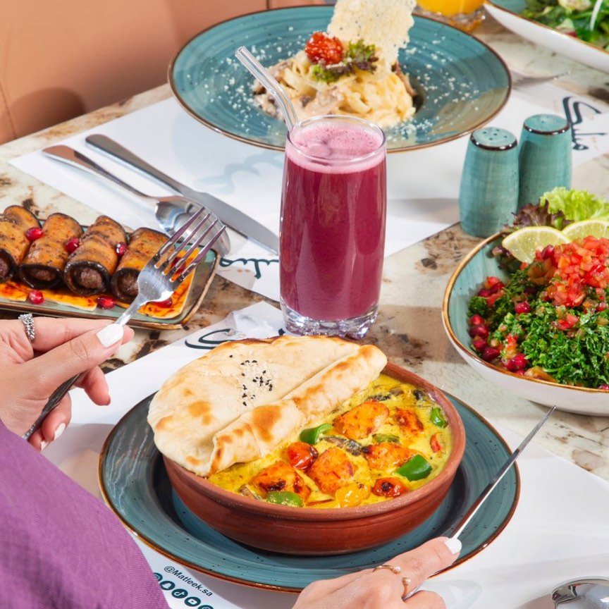 متليك : طبق فخار الدجاج اللذيذ مع عصير طبيعي وطبق باستا وتبولة ورولات الباذنجان