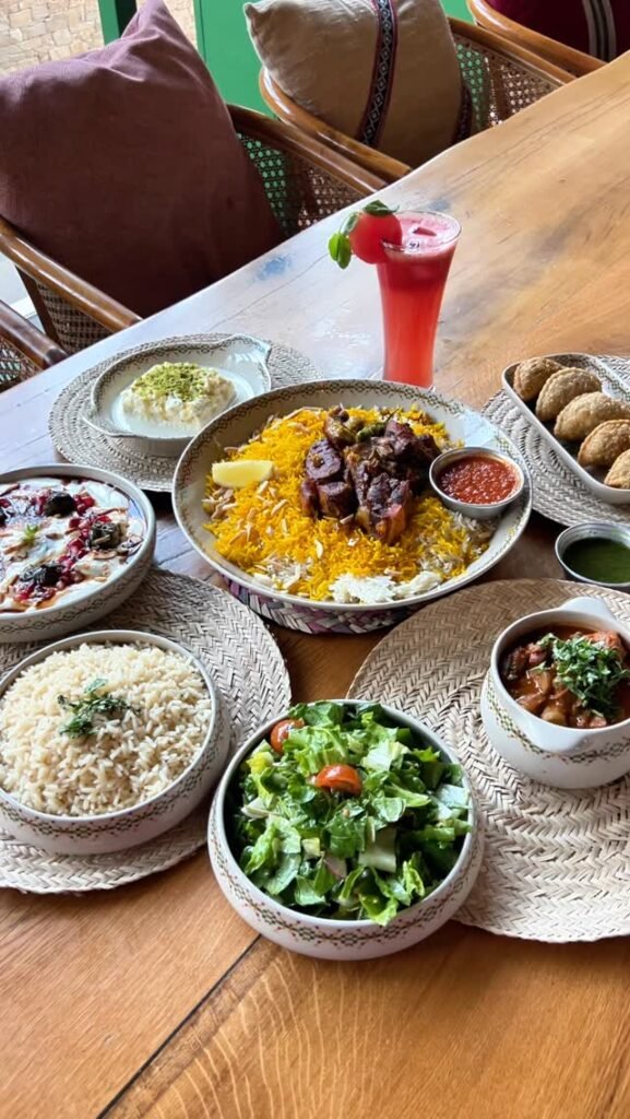 في قلبك: طبق الارز الدمامي مع قطع اللحم وطبق سبموسة محشوة باللحم وايدام الباميا وفته وسلطة