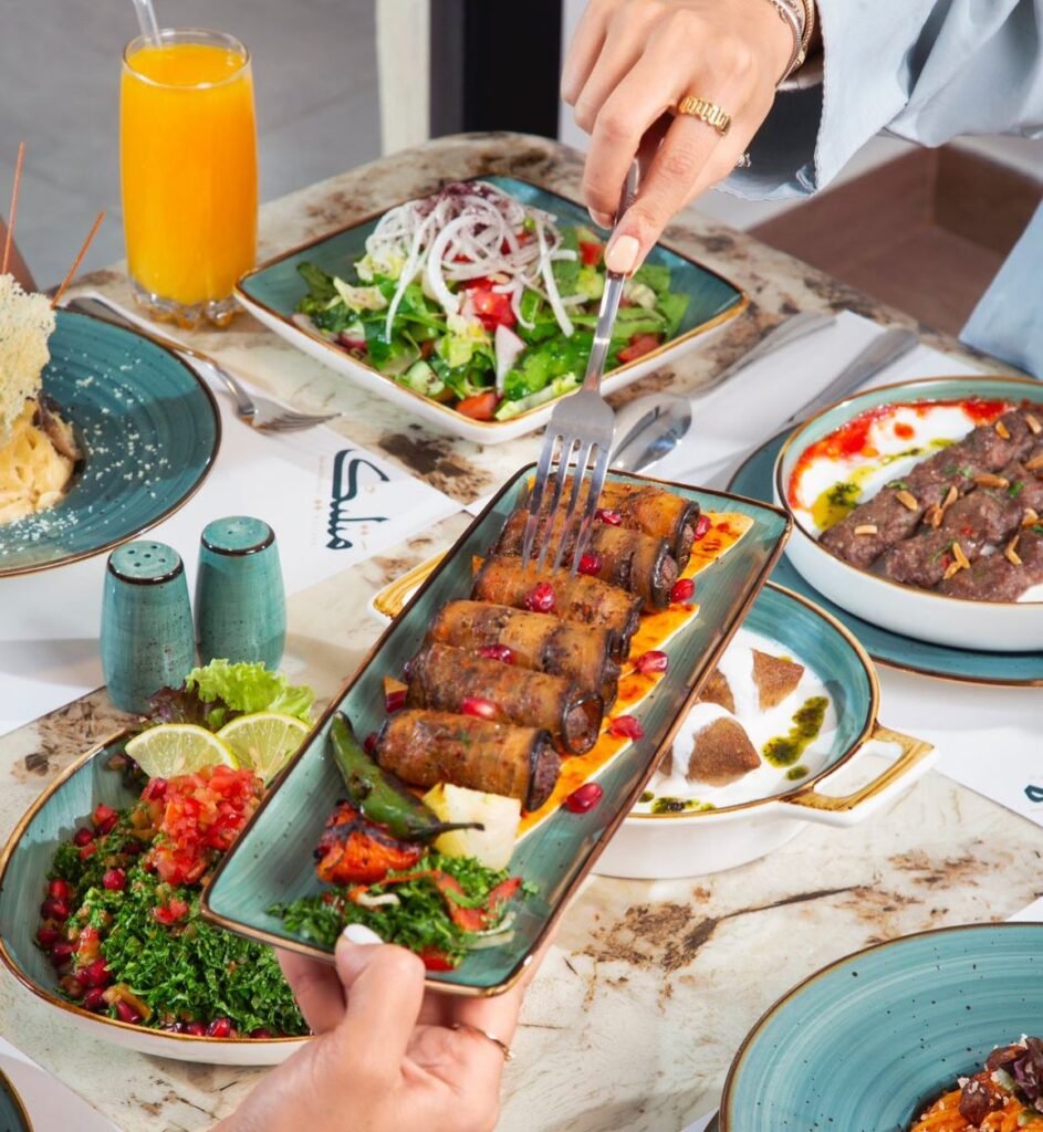 متليك : رولات الباذنجان المحشوة باللحم مع تبولة وطبق كباب اللحم