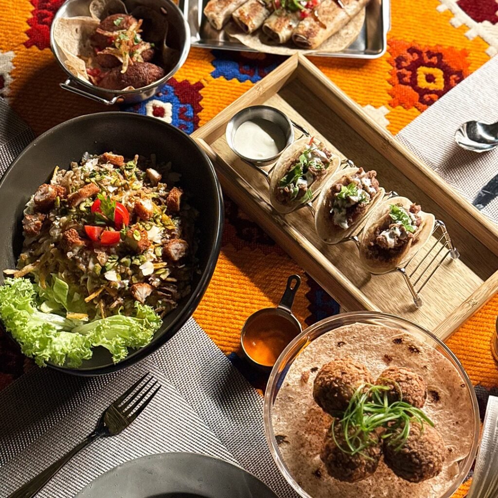 عتيق الرواق: طبق التاكو باللحم المميز وسلطة