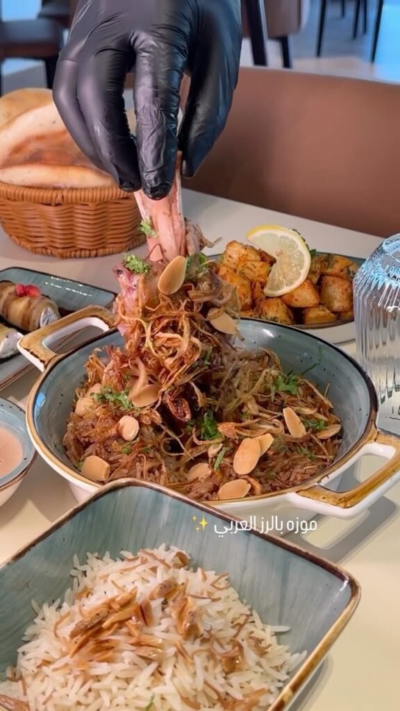 متليك : طبق موزة مع الرز العربي الابيض وطبق البطاطا الحارة