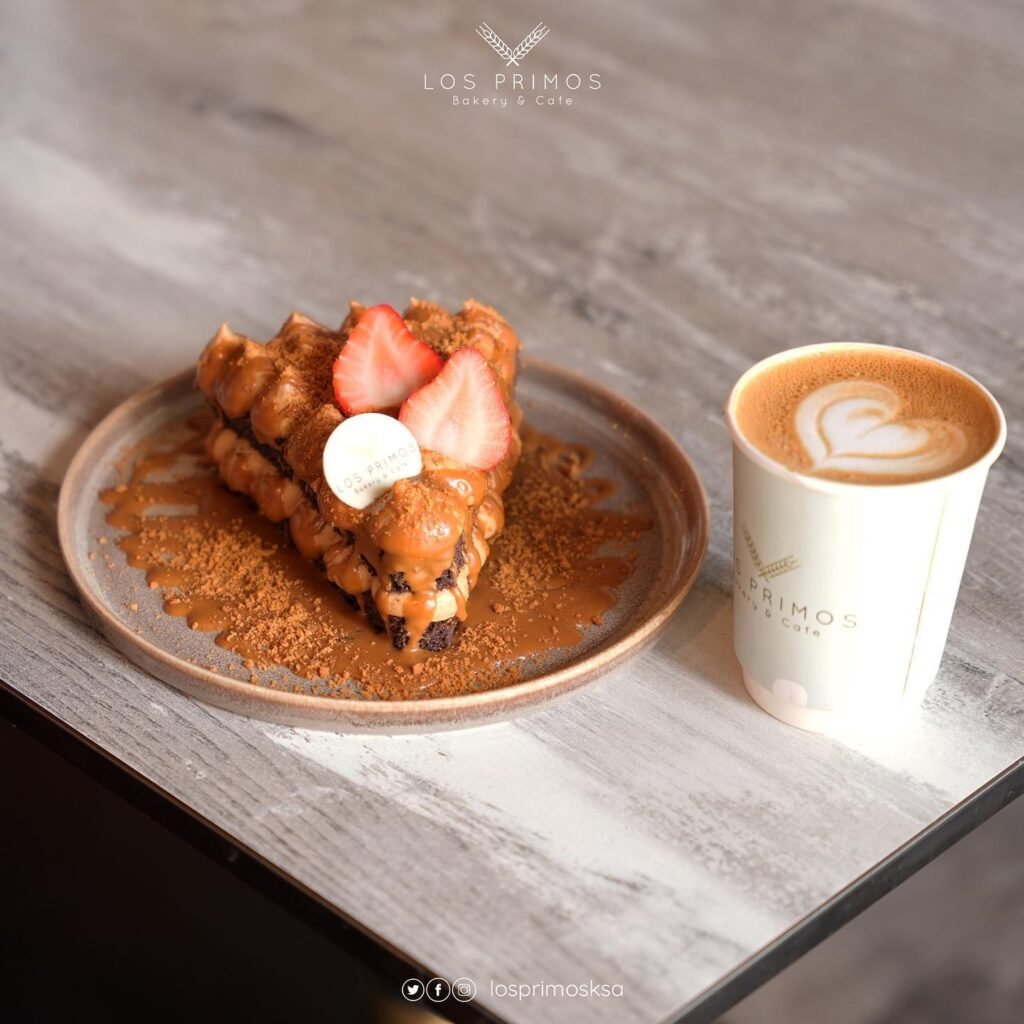 لوس بريموس بيكري: كابتشينو وحلى اللوتس مع قطع الفراولة اللذيذة