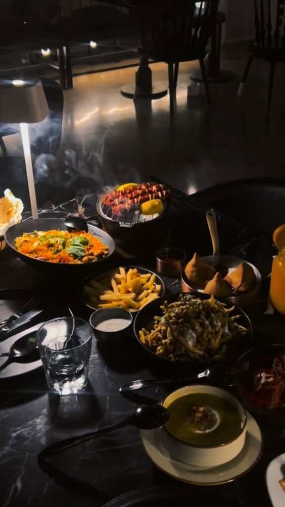 كومار: السمبوسة الهندية اللذيذة مع السلطة وقطع الدجاج المشوي وطبق البطاطس المقلي