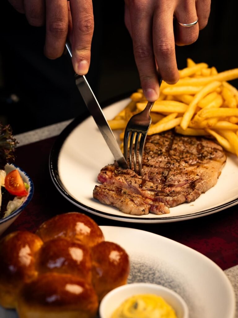 عزيز ستيك: شرائح الستيك مع البطاطس المقلي