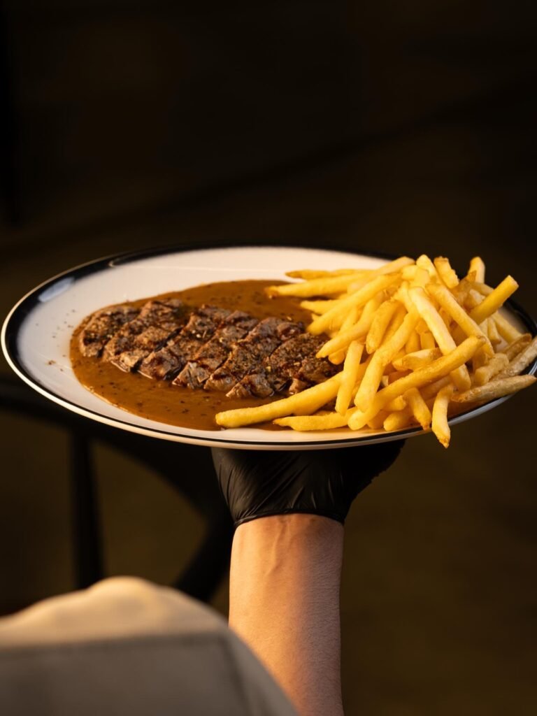 عزيز ستيك: شرائح الستيك مع الصوص والبطاطس المقلي