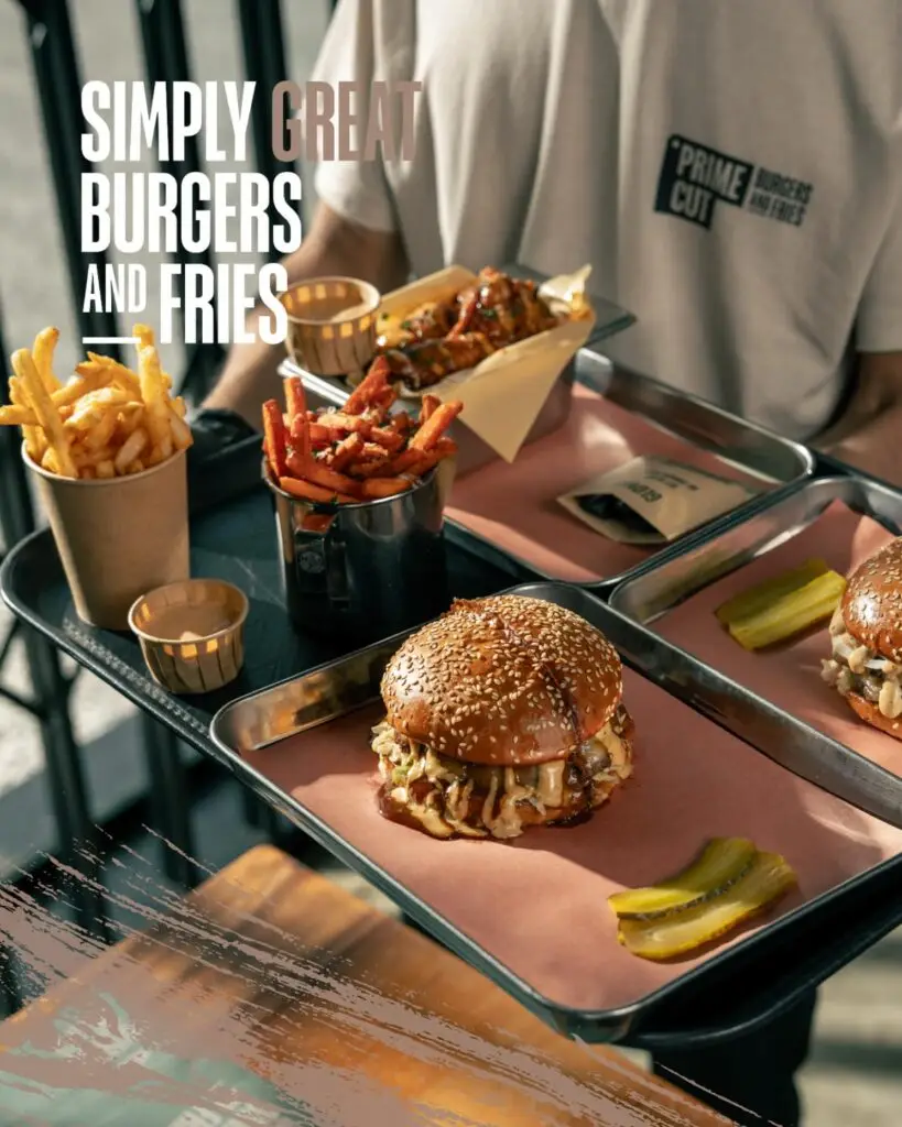 برايم كت: برجر لحم مع البطاطس المقلية المقرمشة والبطاطا الحلوة اللذيذة مع الصوصات