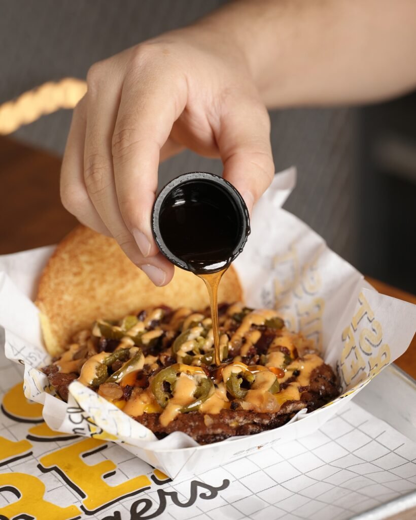 فيرست ستريت برغر: برجر فرست ستريت مع الهالبينو وصوص العسل الحار اللذيذ