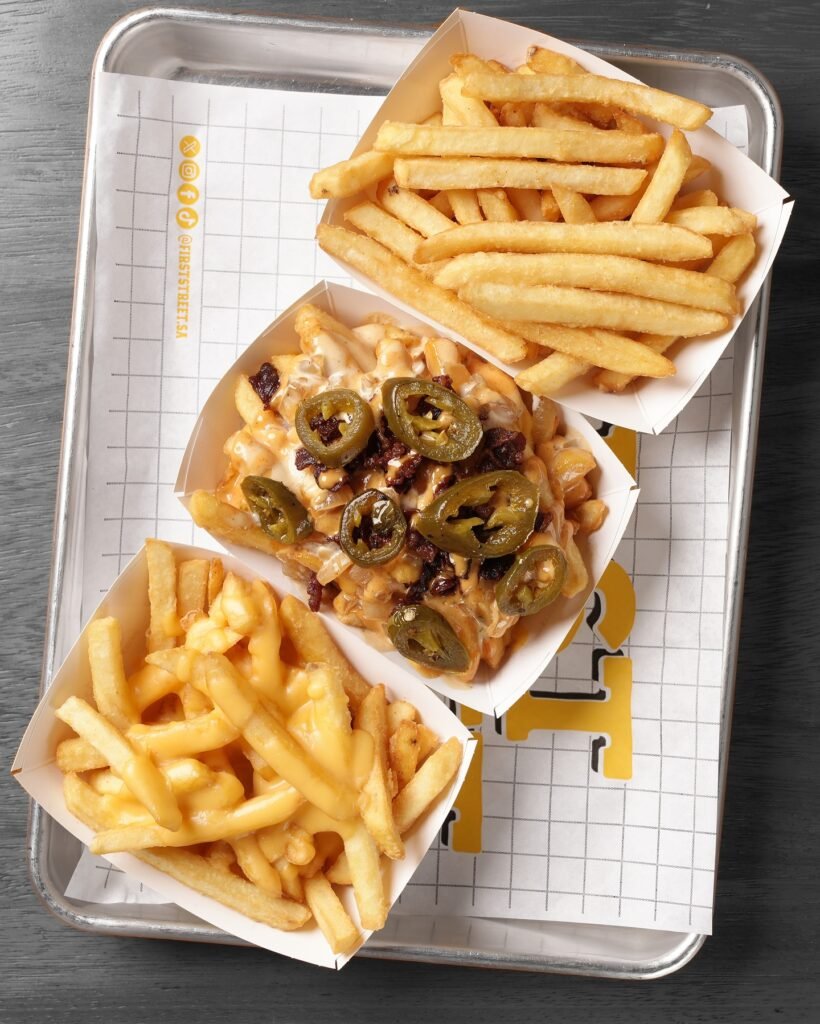 فيرست ستريت برغر: بطاطس مقلية مقرمشة، بطاطس مقلية مقرمشة عليها جبنة ذائبة وبطاطس مقلية مقرمشة عليها بيكون وجبنة ذائبة وقطع الهالبينو