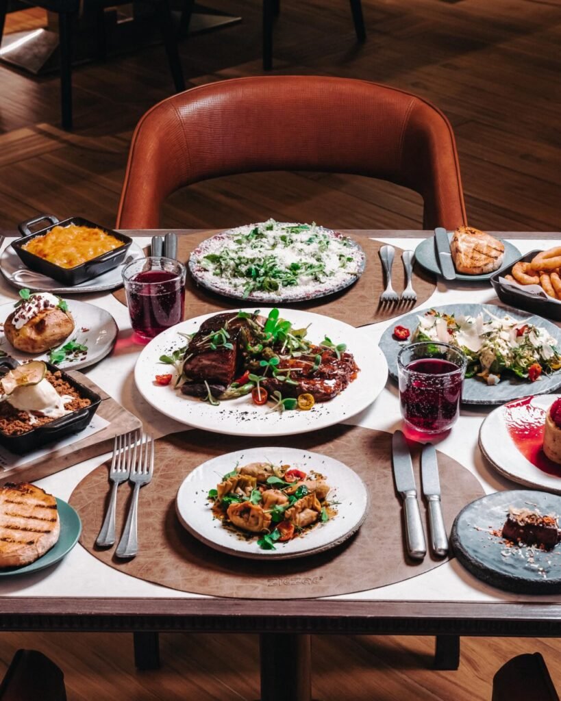 جي دبليو ستيك هاوس: طبق الستيك اللذيذ وسلطة البوراتا وطبق البطاطا المشوية وسلطة السيزر