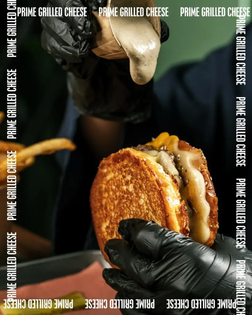 برايم كت: فلات برجر لحم لذيذ مع الصوص 