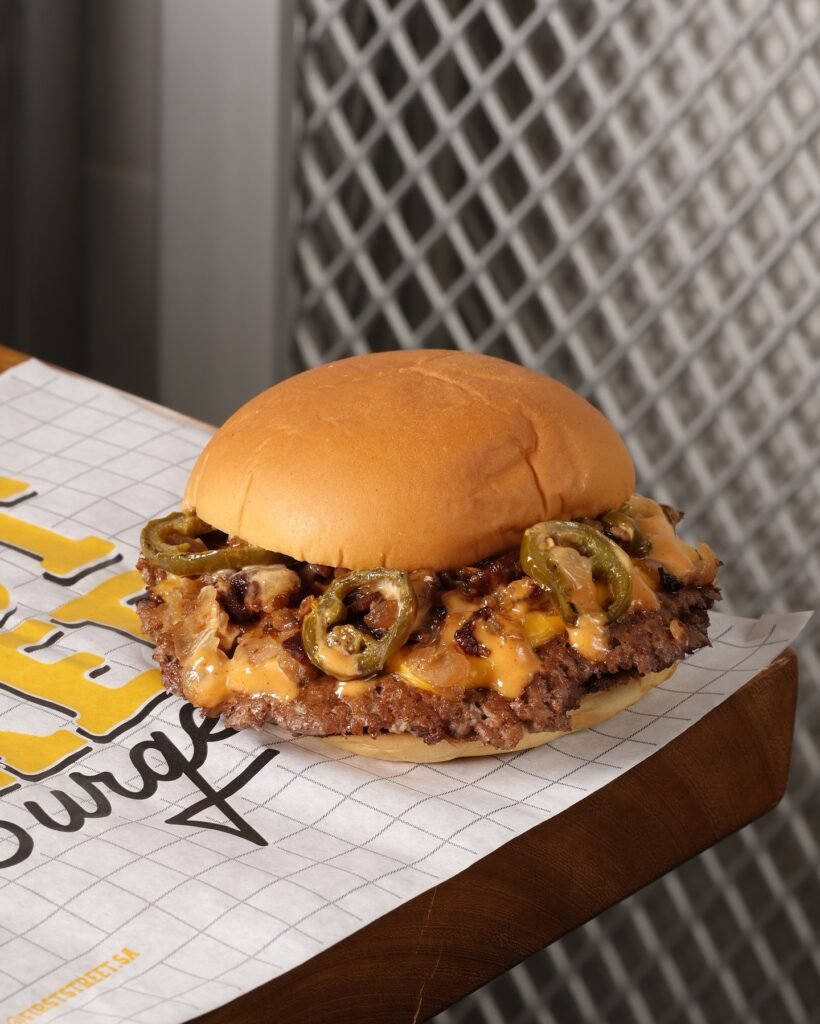 فيرست ستريت برغر: برجر فرست ستريت مع الصوص الخاص والهالبينو