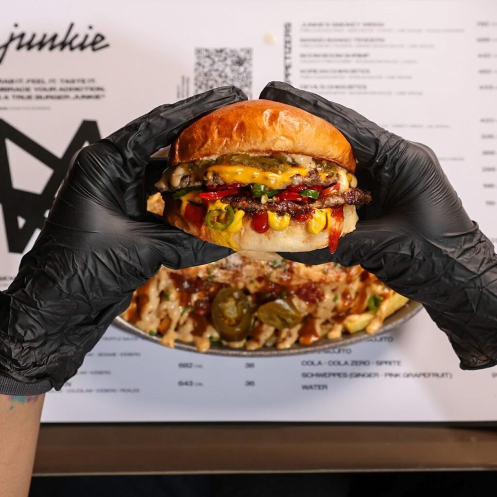 جنكي برجر : برجر لحم مع الصوص اللذيذ والمخلل والهلابينو