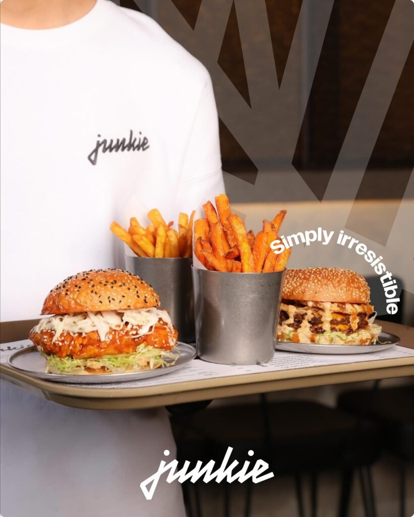 جنكي برجر : برجر لحم شريحتين بينها شرائح الجبن الذائب وبرجر الدجاج المقرمش مع سلطة الملفوف والبطاطس المقلية