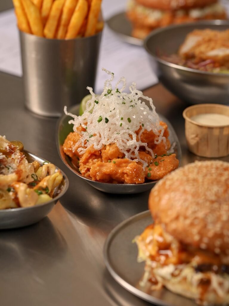 جنكي برجر : طبق مقلات الدجاج المقلي بالصوص الحار اللذيذ