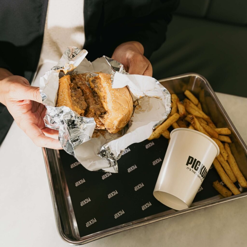 بك اب برجر: دبل برجر لحم مع الجبنة الذائبة مع البطاطس المقلية