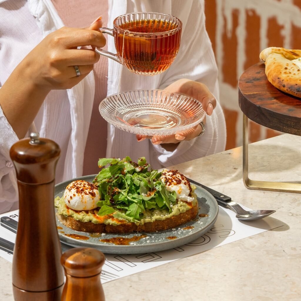 سوليه Soleil: أفوكادو توست طازج مع كوب شاي ساخن، يجمع بين النكهة والهدوء في بداية مثالية لليوم.
