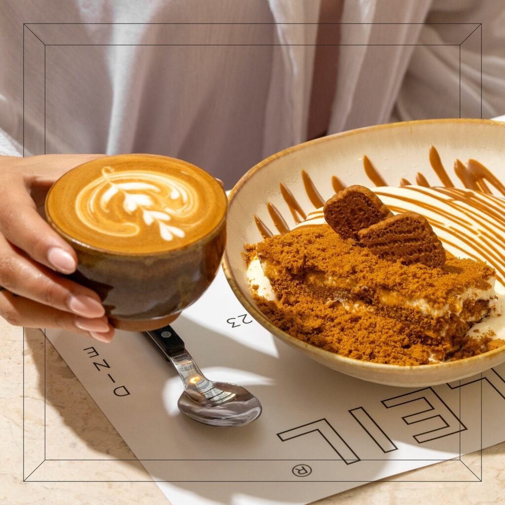 سوليه Soleil: للتحلية كيكة اللوتس اللذيذة مع كوب قهوة لاتيه