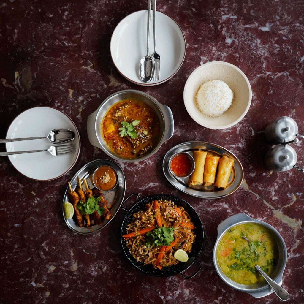 ذا تاي تيبل The Thai Table: مائدة تايلاندية متكاملة تضم تشكيلة من الشوربات، والنودلز، والسبرنغ رول، والأرز، والمقبلات، لتجسد تنوع النكهات الأصيلة وتجربة مثالية للمشاركة