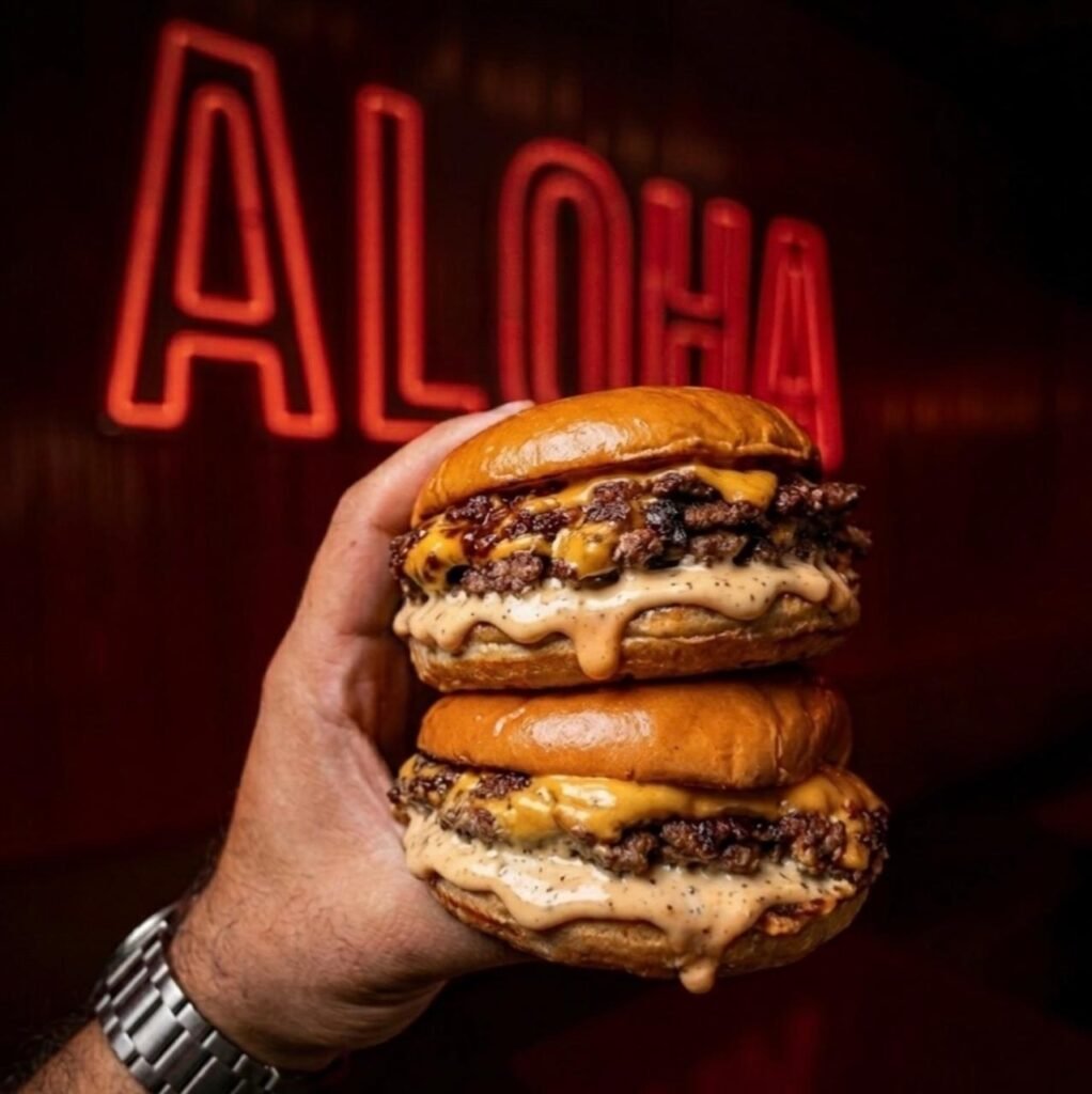 الوها aloha: برجر سماش لحم، يعلوه جبن ذائب وصوص خاص داخل خبز بريوش طري، ليقدم مزيجًا غنيًا من العصارة والنكهة في كل لقمة. 