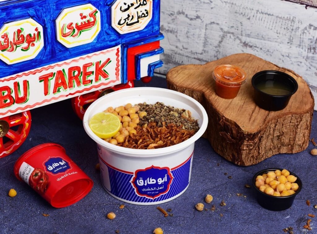 كشري أبو طارق: طبق كشري مصري غني بالحمص والبصل المقرمش، يُقدم مع الدقة وصوص الطماطم والليمون