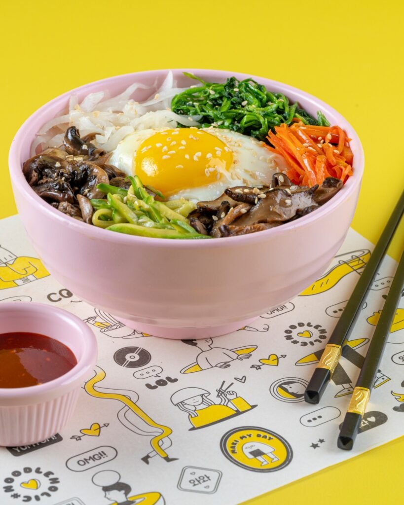 أومو أومو : طبق بيبيمباب كوري مكوّن من أرز تعلوه بيضة مقلية مع سمسم، وحولها خضار متنوعة مثل الجزر المبشور، السبانخ، الفطر، الكوسة، والفجل الأبيض. يقدم مع صوص