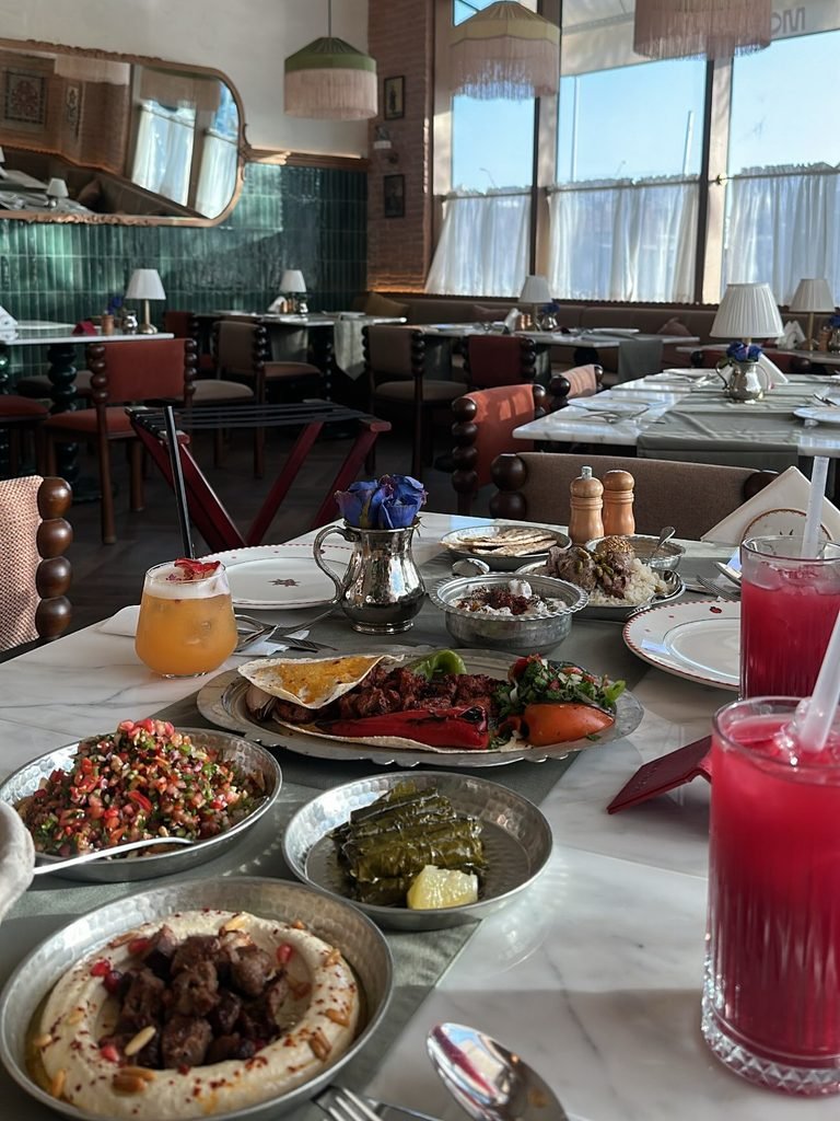 مهسّان: طبق الحمص بالكباب وورق العنب وطبق المشاوي يقدم مع السلطة التركية والعصير المنعش